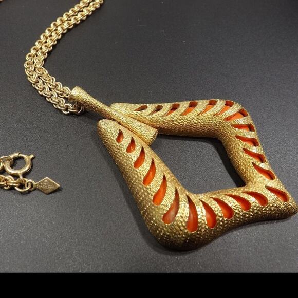 Sarah Coventry Gold Tone Pendant Necklace, Removable Orange Lucite Insert, 1970s - Picture 5 of 7